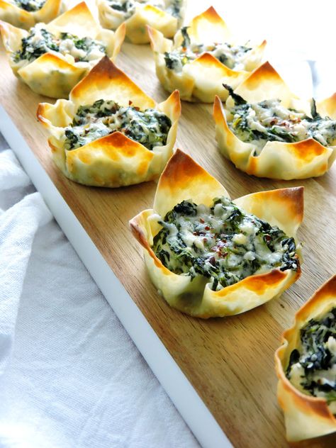 Cheesy Spinach Dip Wonton Cups Won Ton Wrapper Recipes, Appetizers Wonton, Spinach Dip Bites, Wonton Cups Appetizers, Cheesy Spinach Dip, Healthy Holiday Appetizers, Spinach Cream Cheese, Wonton Cups, Won Ton