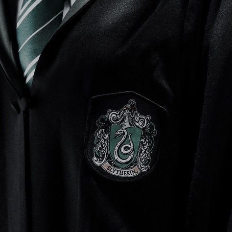 Aesthetic Draco Malfoy Wallpaper, Harry Potter Slytherin Aesthetic, Slytherin Dorm Room, Riddle Mattheo, Aesthetic Draco Malfoy, Wallpaper Draco Malfoy, Slytherin Aesthetic Wallpaper, Hot Draco, Slytherin Uniform