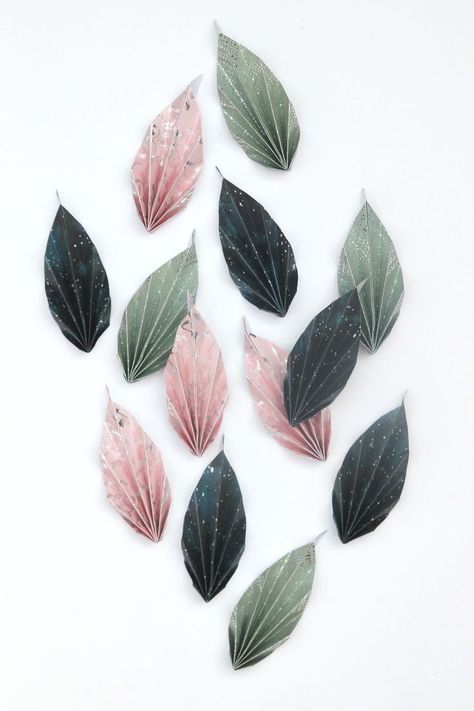 Learn how to make your own diy origami leaf garland this fall #origami #garland #diy #papercraft #fall #fallcrafts #autumn #autumncrafts Autumn Leaf Garland, Diy Slinger, Diy Origami Home, Diy Origami Home Decor, Origami Garland, Origami Decor, Origami Home Decor, Origami Leaves, Fall Paper Crafts