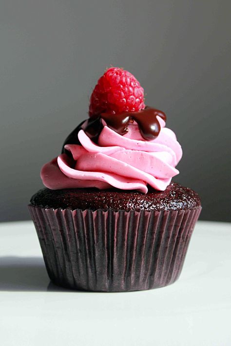 Chocolate Raspberry Cupcakes, Raspberry Cupcakes, Raspberry Buttercream, Cupcakes Decorados, Tasty Kitchen, Chocolate Glaze, Baking Cupcakes, Dessert Cupcakes, Yummy Cupcakes