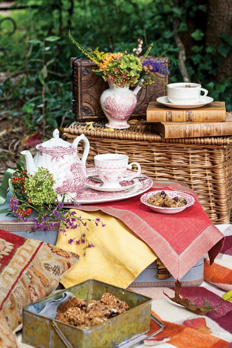 Savor the moments of early fall in true Victorian spirit with a picnic in the countryside. Blankets spread beneath a canopy of trees invite repose—especially when a feast of classic British fare awaits. Tea Places, Victoria Magazine, Tea Time Food, Picnic Theme, Picnic Inspiration, British Tea, Picnic Decorations, Tea And Books, Afternoon Tea Parties