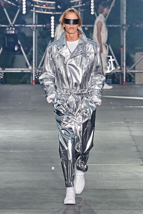 Metallic Outfit Men, Retro Future Fashion, Retro Futurism Fashion, Futuristic Outfits, Futuristic Costume, Futurism Fashion, World Fashion, Cyberpunk Fashion, Metal Clothing