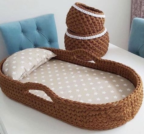 Crochet Baby Nest, Crochet Nursery Decor, Idee Babyshower, Crochet Nursery, Baby Moses Basket, Crochet Blanket Pattern Easy, Free Crochet Bag, Crochet T Shirts, Easy Crochet Blanket