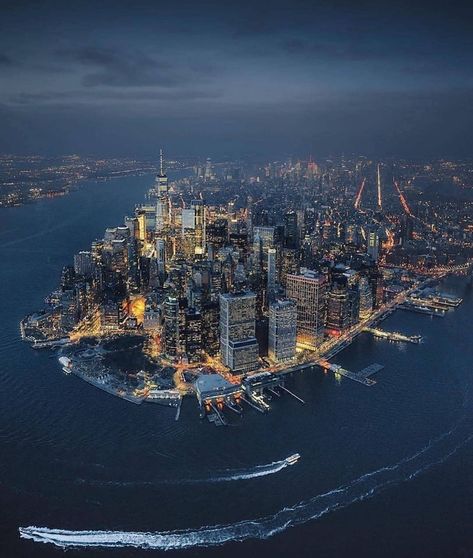 📍Lower Manhattan. Who would you share this view with? ? Usa Building, Manhattan Aesthetic, Voyage New York, City At Night, New York Photos, Ny City, Lower Manhattan, Manhattan New York, Dream City