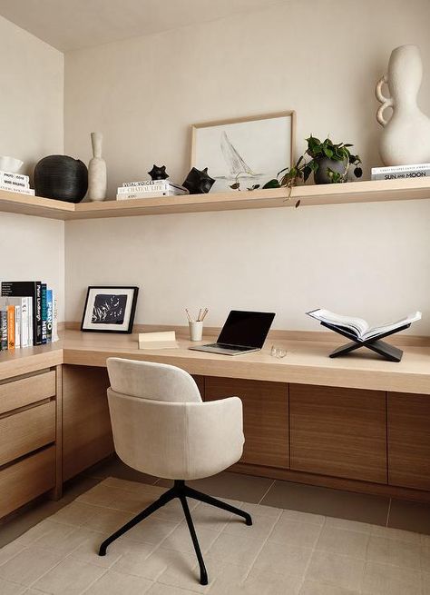 Long Desk Along Wall Office Ideas, Office Ideas Neutral, Small Office Guest Room, Office Decoration Ideas, Creative Home Office, White Leather Chair, Neutral Office, Minimalist Home Office, Office Nook