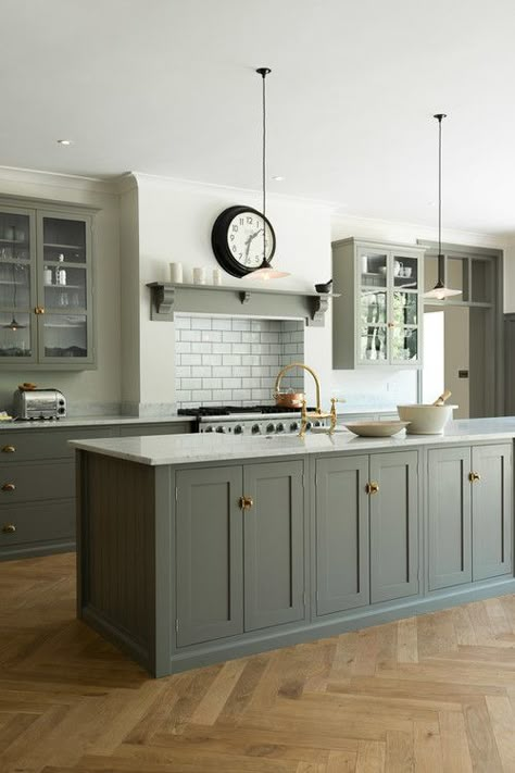 Kitchen With An Island, Серая Кухня, Kitchen Colours, Devol Kitchens, Herringbone Backsplash, Beige Kitchen, New House - Kitchen, Shaker Kitchen, House Extension