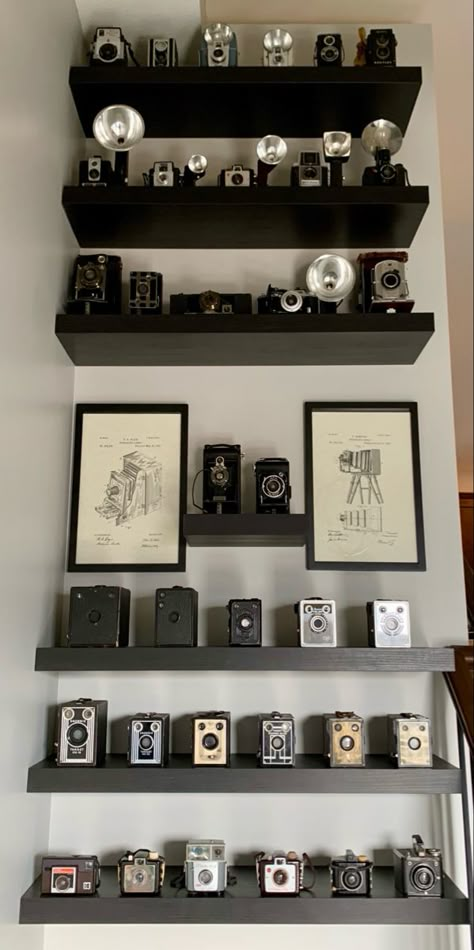 Old Camera Display Shelf, Film Camera Display, Camera Collection Display, Camera Display, Camera Shelf, Vintage Camera Display, Camera Display Ideas, Polaroid Display Ideas, Antique Camera Decor