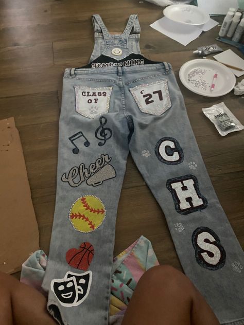 Spirit Overalls Homecoming Diy, Hoco Overalls Freshman, Homecoming Jeans Junior, Freshman Pants Ideas, Homecoming Jeans Ideas Sophomore, Homecoming Pants Ideas Junior, Senior Year Overall Ideas, Homecoming Jeans Ideas Freshman, Painted Senior Overalls