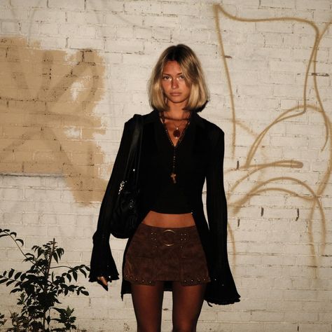 Reminiscing on being tan Brown Skirt Outfit Ideas, Brown Mini Skirt Outfit, Brown Skirt Outfit, Mini Skirt Outfit, Brown Mini Skirt, 2010s Fashion, Clubbing Outfits, Miniskirt Outfits, Skirt Outfit