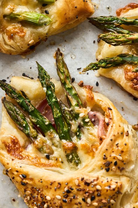 Puff Pastry Bundles, Asparagus And Cheese, Cheese Puff, Cheese Puff Pastry, Savory Pastry, Puff Pastry Recipes, Asparagus Recipe, Breakfast Brunch Recipes, Pastry Recipes