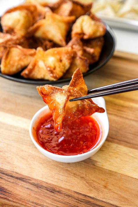 Crispy Fried Chicken Wontons - One Happy Bite Egg Soy Sauce, Crispy Honey Chicken, Chicken Cabbage, Chili Oil Recipe, Steamed Cabbage, Chicken Wontons, Crispy Wonton, Chinese Foods, Wonton Recipes