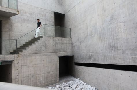 stairs, triangular courtyard, chichu art museum Chichu Art Museum, Critical Regionalism, Modern Japanese Architecture, Japan Interior, Tadao Ando, Exposed Concrete, Public Building, Japanese Architecture, Brutalism