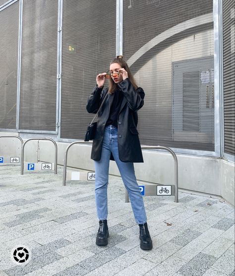 Jeans Boots Leather Jacket Outfit, Winter Leather Blazer Outfit, Oversized Leather Shacket Outfit, Oversized Black Blazer Outfit With Jeans, Black Leather Jacket And Jeans Outfit, Black Leather Blazer Outfit Winter, Oversized Leather Shirt Outfit, Leather Blazer Outfit Casual, Long Leather Blazer Outfit