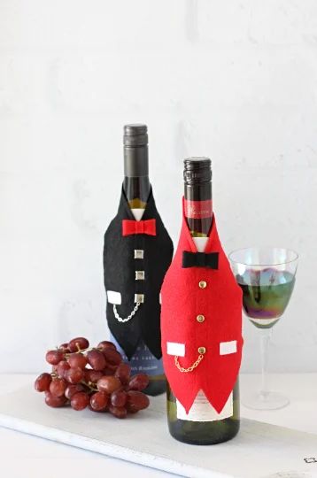 Wine_Waiter_Cover_3 Alcohol Bottle Decorations, Xmas Messages, Quilted Christmas Gifts, Terra Cotta Pot Crafts Diy, A Spoonful Of Sugar, Terra Cotta Pot Crafts, Give A Gift, Wine Dress, Christmas Wine Bottles