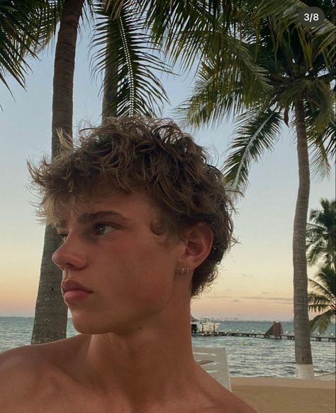 Dp Boy, Male Haircuts Curly, Men Blonde Hair, Surfer Hair, Mens Haircuts Short Hair, Brown Hair Men, Men Haircut Curly Hair, White Guys, Wavy Hair Men