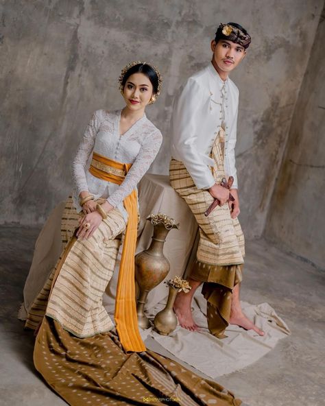 Ide pre-wedding menggunakan baju adat bali. Pakaian tradisional Indonesia. Balinese traditional costume. Cr/instagram: mesariphotobali #culture #budaya #busana #clothes #attire #outfit #asia #bride #bridal #kebaya Indonesian Kebaya, Indonesia Traditional, Pose Prewedding, Foto Prewedding, Kebaya Modern Dress, Best Bride, Bali Wedding, Traditional Costume, Modern Dress