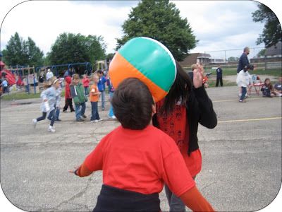 12 Coolest Kid Outdoor Games - Part 2 - Outdoor Field Day Games, Field Day Games For Kids, Space Balls, Field Day Games, Summer Outdoor Games, Beach Ball Games, Games For Kids Classroom, Fun Outdoor Games, Summer Camp Crafts