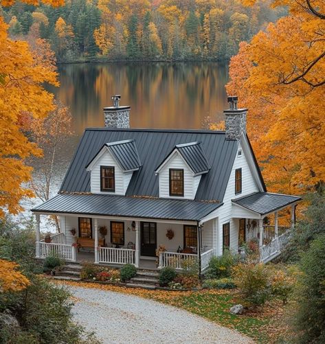 Fall Farmhouse Exterior, Modern Cottage Homes Exterior, Country Future, Aesthetic Farm, Vermont Farmhouse, Chalet Style Homes, Modern Cottage Homes, Small Lake Houses, New England Cottage