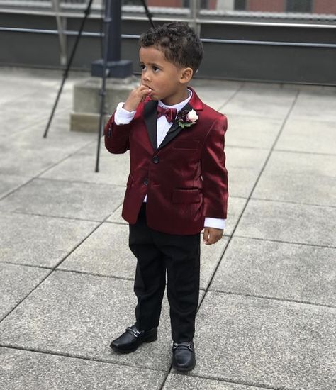 Ring Bearer Outfit Maroon, Red And Black Ring Bearer Outfit, Burgundy Ring Bearer Suit, Chambelanes Outfits Red Wine, Burgundy Wedding Groom Attire, Burgundy Ring Bearer Outfit, Winter Ring Bearer Outfit, Burgundy Chambelanes Outfits, Black And Maroon Suit