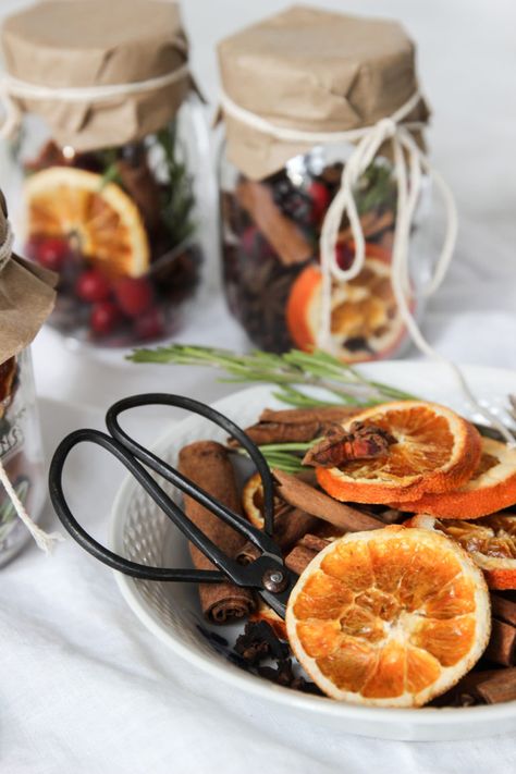 DIY holiday gift: stove top holiday potpourri - Lemon Grove Lane Stovetop Christmas Potpourri, Stove Potpourri, Homemade Stove, Holiday Potpourri, Potpourri Gift, Stove Top Potpourri, Simmering Potpourri, Potpourri Recipes, Lemon Grove