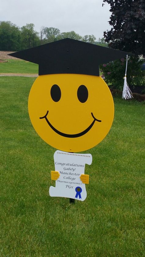 Graduation Smiley. Rent a sign for yor graduate. $55 for 3 day rental. Personalized scroll is yours to keep for a special keepsake. Annual Result Day Decoration In School, Farewell Decorations, Graduation Party Pictures, School Results, Manchester University, School Board Decoration, Graduation Crafts, Graduation Backdrop, Master's Degree