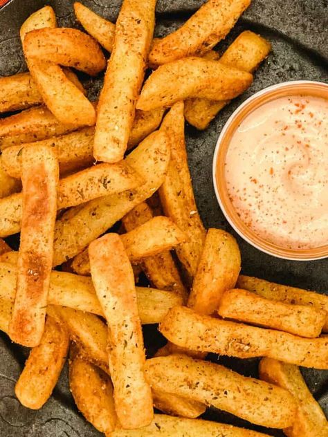 If you love spicy fast food, then peri peri fries are about to become your new favorite snack! Thick crispy fries, coated in the most amazing spicy, sweet, yet salty seasoning. No more spending a fortune on takeaways, we show you just how easy they are to make at home! Why you’ll love these easy… The post Peri peri fries appeared first on Splash of Taste - Vegetarian Recipes. Peri Peri Fries, Roasted Baby Potatoes, Baked Goat Cheese, Crispy Fries, Easy Mashed Potatoes, Frozen French Fries, Homemade French Fries, Potato Fritters, Quick Vegetarian Meals