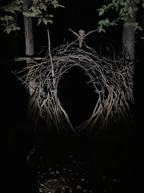 Blair Witch Costume, Blair Witch Halloween Decorations, Feral Witch Aesthetic, Blare Witch Project, Southern Gothic Halloween, Blair Witch Aesthetic, Witch Halloween Aesthetic, Witch In Woods, Found Footage Aesthetic