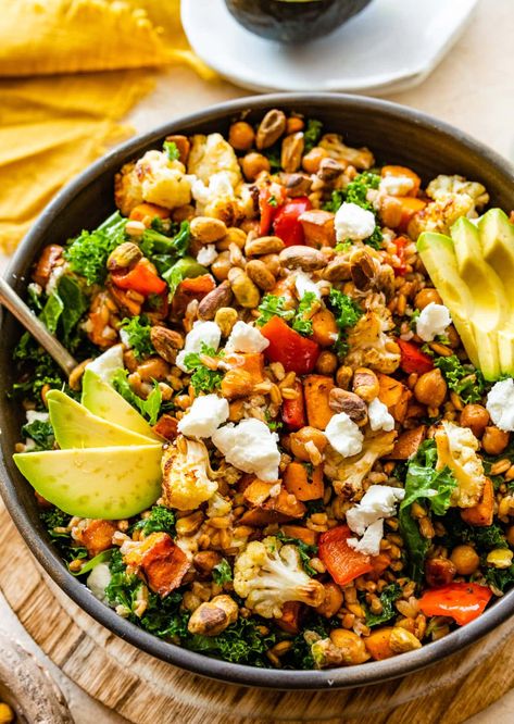 Roasted Veggie Grain Bowl with Balsamic Dressing - CucinaByElena Roasted Vegetable Grain Bowl, Lunch Grain Bowl, Roasted Veggie Quinoa Bowl, Dressing For Bowls, Farro Grain Bowl Recipe, Roasted Vegetable Quinoa Bowl, Roasted Vegetable Salad Recipes, Grain Bowls Healthy Recipe Ideas, Vegetarian Bowl Recipes