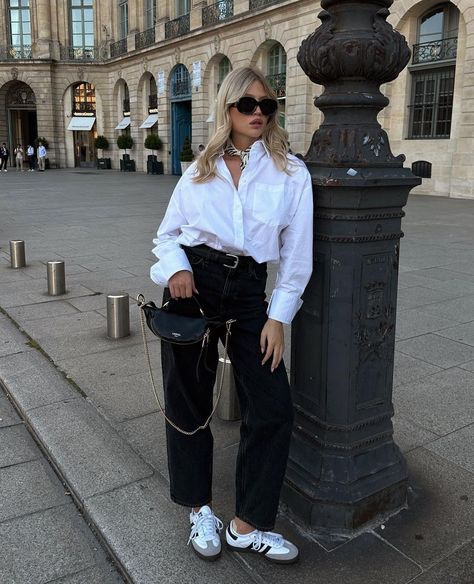 Spring Outfits Paris Street Styles, Outfit Ideas Milan, Corporate Outfit With Sneakers, Casual Chic Outfit Women, Office Outfits With Tennis Shoes, London Outfit Women, Daily Chic Outfits, Casual But Chic Outfits, Parisian Chic Older Women