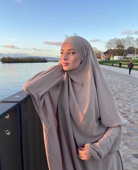 Khimar Style, Islamic Modest Fashion, French Khimar, Abaya Design, Estilo Hijab, Hijabi Fits, Stile Hijab, Stylish Hijab, Mode Turban