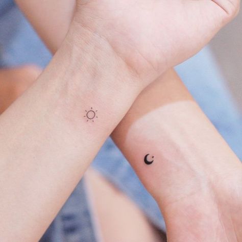 Tatouage poignet : 45 inspirations repérées sur Pinterest Pair Tattoos, Couple Tattoos Unique Meaningful, Tattoo Placements, Small Couple Tattoos, Cute Couple Tattoos, Couple Tattoos Unique, Bff Tattoos, Matching Couple Tattoos, Friendship Tattoos