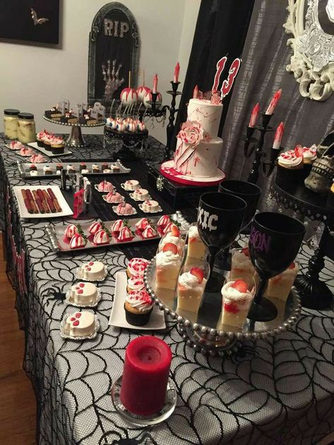 Horror Themed Party, Twilight Party, Cheap Diy Halloween Decorations, Dessert Halloween, Halloween Themed Birthday Party, Vampire Party, Dekorasi Halloween, Halloween Party Snacks, Horror Party