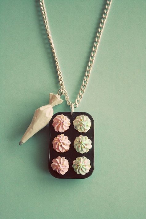 Fimo Kawaii, Cupcake Necklace, Teen Gifts, Odd Stuff, Clay Jewellery, Food Jewelry, Creation Couture, Polymer Clay Charms, Cute Necklace