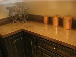 Faux Copper Countertops ~ She just painted the formica with spray paint! Stenciled Backsplash, Counter Tops Kitchen, Formica Countertop, Spray Paint Countertops, How To Decorate Kitchen Counters, Painting Formica, Paint Countertops, Painted Countertops, Copper Countertops