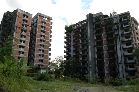 Abandoned apartments Haunted Maze, Real Haunted Houses, Scary Houses, Most Haunted Places, Real Ghosts, Scary Places, Most Haunted, Halloween Haunted Houses, Haunted Places