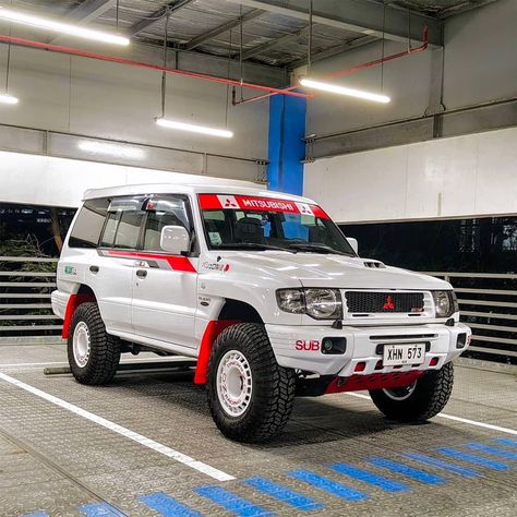 5 door Mitsubishi Pajero Evolution Ralliart homage with rally style upgrades. Find out more about this build in our feature! Pajero Mini Modified, Overland 4runner, Pajero Evolution, Pajero Off Road, Mobil Off Road, Mini Trucks 4x4, Paris Dakar Rally, Mitsubishi Cars, Montero Sport