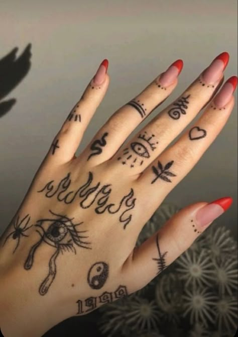 Tattoo Ideas Finger, Tato Joker, Finger Tattoo Ideas, Tattoos Finger, Simple Hand Tattoos, Small Finger Tattoos, Tato Henna, Hand Tattoos For Girls, Cute Hand Tattoos