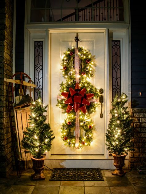 Learn how to make this Christmas wreath trio. Easy DIY for the holidays! Christmas Exterior, Castle Christmas, Christmas Front Doors, Christmas Porch Decor, Christmas Wreaths To Make, Indoor Christmas, Christmas Porch, Front Porch Christmas Decor, Christmas Door Decorations