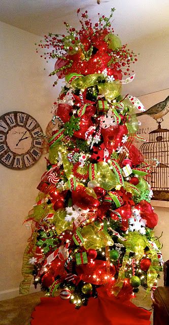 Love this tree Mesh Christmas Tree, Christmas Tree Decorated, Decorate Christmas, Grinch Christmas Tree, Grinch Christmas Decorations, Colored Lights, Interior Vintage, Beautiful Christmas Trees, Mesh Netting