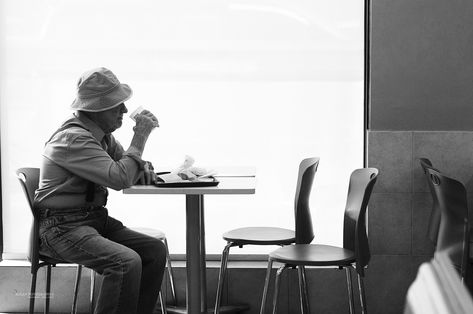 Loneliness Photography, Eating Alone, Old Person, Alone Photography, Nursing Jobs, Photography Classes, Laugh At Yourself, Youth Culture, Old People