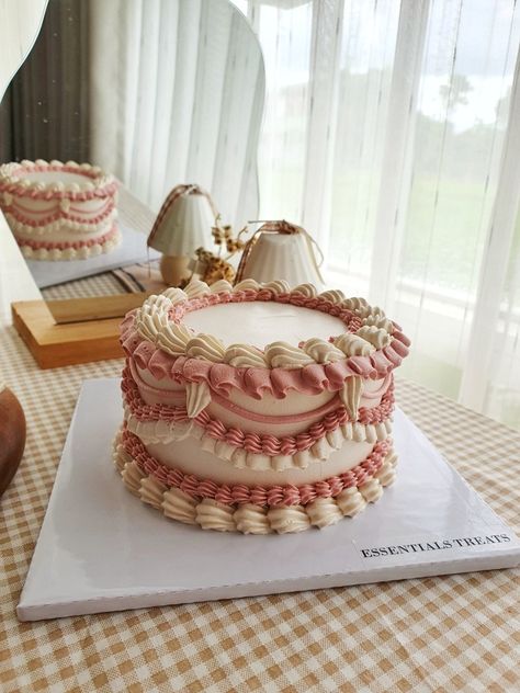 Round Vintage Cake Aesthetic, Vintage Girly Cake, Vintage Lunchbox Cake, Bento Vintage Cake, Circle Vintage Cake, Vintage Style Cakes, Tortas Aesthetic Vintage, Cakes Aesthetic Vintage, Vintage Bento Cake