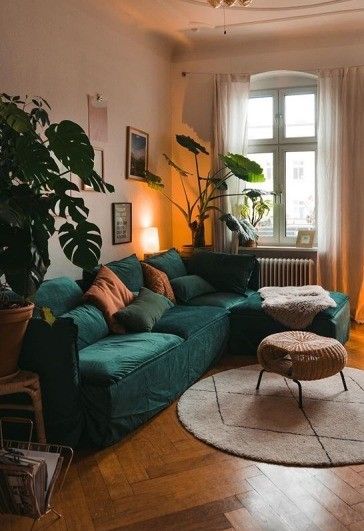 Emerald Green Furniture Living Room, Petrol Sofa Living Room, Rug For Green Couch, Teal Velvet Sofa Living Room, Petrol Couch, Teal Green Sofa, Emerald Green Sofa Living Room Ideas, Blue Green Sofa, Living Room Inspiration Green