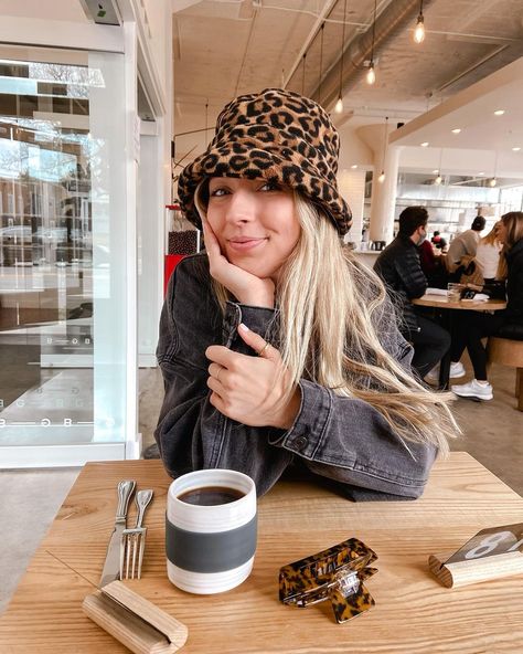 Leopard Print Hat Outfit, Cheetah Bucket Hat Outfit, Leopard Bucket Hat Outfit, Sherpa Bucket Hat Outfit, Winter Bucket Hat Outfit, Leopard Hat Outfit, Brunch With The Girls Outfit, Bucket Hat Outfit Winter, Outfits With Bucket Hats