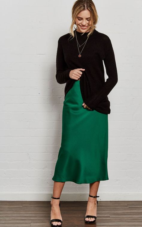 balada no frio | saia midi + sueter quentinho + sandália bem aberta Slip Skirt Outfit, Green Dress Outfit, Green Silk Dresses, Winter Dress Outfits, Black Dress Outfits, Slip Skirt, Short Dresses Casual, Satin Slip, Skirt Outfit