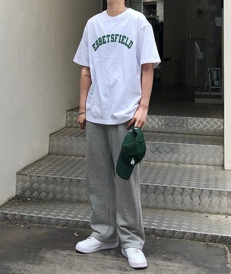 Outfit Cowo, Outfit Cowok, Korean Street Fashion Men, Kpop Fashion Men, Simple Casual Outfits, Minimalist Fashion Men, Street Outfits, Trendy Boy Outfits, Mens Trendy Outfits