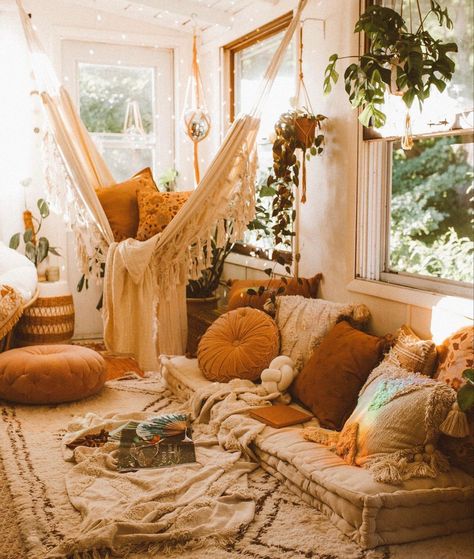 Hippie Apartment, Sunroom Decorating, Home Decor Ideas Living Room, Surf Shack, Home Decoration Ideas, Redecorate Bedroom, Beach Surf, Cozy Room Decor, Bohemian Bedroom