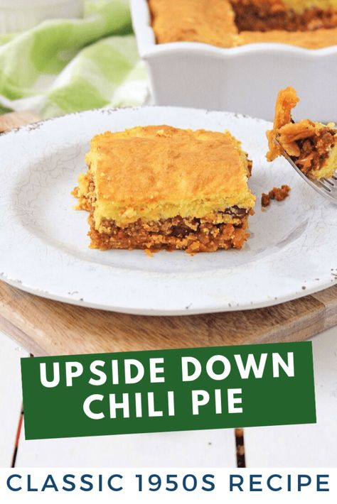 Upside down chili pie - recipe from the 1950s. #Dinner #casserole #chili Western Chili, Chili Pie Recipe, Chili Pot Pie, Beef Noodle Casserole, Chili Pie, Chili Burger, Beef Casseroles, Leftover Chili, With Cornbread