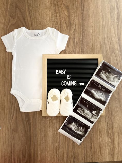 Simple Pregnancy Announcement, Vom Avea Un Copil, Baby Surprise Announcement, Baby Is Coming, Pregnancy Announcement Pictures, Pregnancy Announcement Family, Pregnancy Announcement Photoshoot, Baby Announcement Photoshoot, Cute Pregnancy Pictures