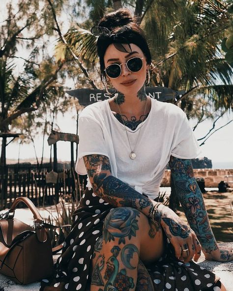 𝖘𝖆𝖒𝖒𝖎 on Instagram: “totally ready for one of those winter-sun trips pls �🌿 [#fbf]” Sammi Jefcoate, Model Tattoo, Adrette Outfits, Skater Outfits, Estilo Hippie, Look Rock, Tattoed Girls, Tattoo Life, Fashion Blogger Style