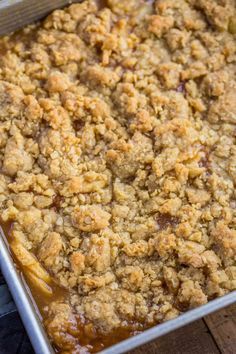 Ultimate Apple Crisp is a fall favorite full of sliced apples, cinnamon, brown sugar, butter, and crispy baked oats. | #dessert #apples #fall #winter #holidays #easydessert #appledessert #dinnerthendessert Apple Crisp Without Oats, Apple Crisp Topping, Best Apple Crisp Recipe, Dessert Apple, Best Apple Crisp, Easy Apple Crisp Recipe, Apples Cinnamon, Sliced Apples, Apple Crisp Easy